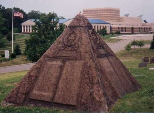 Tombe de Russell et complexe maçonnique